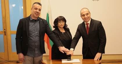 Първата пощенска марка за 2026 г. е посветена на еврото