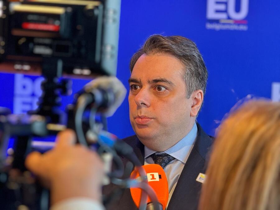 Министър Василев: Влизането в еврозоната изисква стабилна политическа среда и редовно правителство
